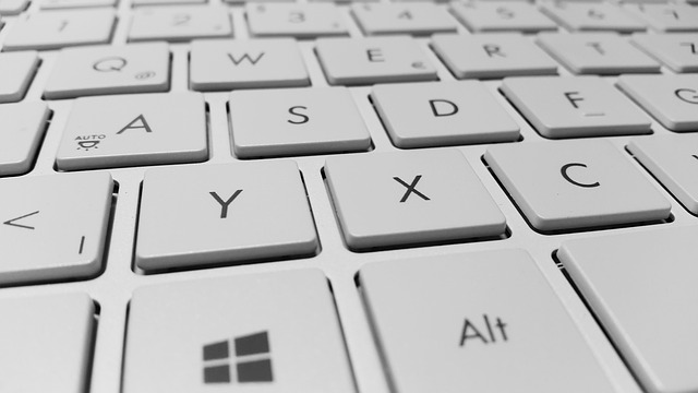 biała klawiatura komputerowa 